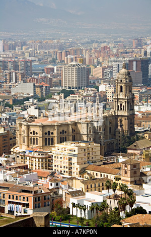 Dom mit unvollendete Turm am anderen Ende unter Stadt Bulldings Malaga Spanien Stockfoto