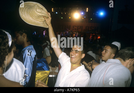 Ein Latino-Mann wirft seinen Hut an einem Salsa-Konzert, lateinische Splash 2003 auf Clapham Common Stockfoto
