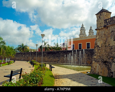 Die alte Stadtmauer von Campeche mit den Türmen der großen Kathedrale jenseits Stockfoto