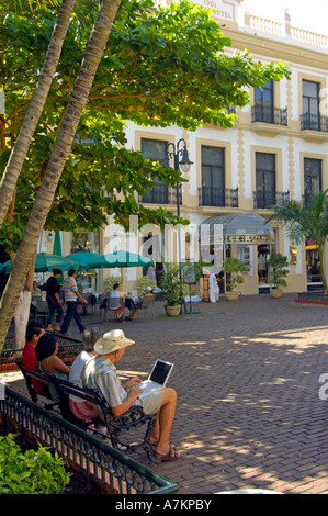 Ein Tourist mit einem Laptop in Hidalgo Park, Merida Stockfoto