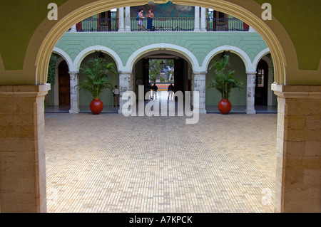 Ein paar Anzeigen eine Wandbild im Gobierno Palast Stockfoto