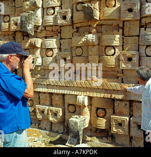 Ein Reiseleiter, der Palast der Masken, seine Kunden zu erklären, während einer Aufnahme Stockfoto