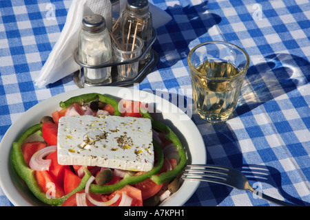 Einen frischen griechischen Salat Horiatiki und Glas Retsina Wein Western Kreta Griechenland Stockfoto