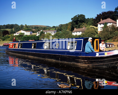 LLANGOLLEN NORTH WALES UK September zwei Damen sitzen vor einem dunklen blau Kanalboot Llangollen Liegeplätze verlassen Stockfoto