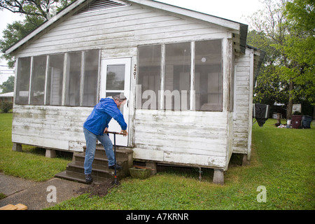 Freiwilligen Reparaturen Hause für einkommensschwache Familie Stockfoto