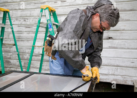 Freiwilligen Reparaturen Hause für einkommensschwache Familie Stockfoto