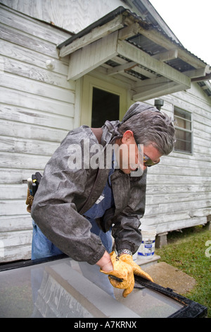 Freiwilligen Reparaturen Hause für einkommensschwache Familie Stockfoto