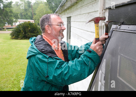Freiwilligen Reparaturen Hause für einkommensschwache Familie Stockfoto