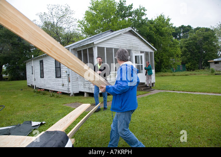 Freiwilligen Reparaturen Hause für einkommensschwache Familie Stockfoto