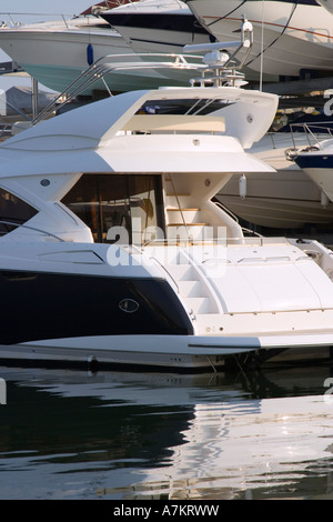 Sunseeker-Boot in einer Marina. Poole. Dorset UK. Stockfoto
