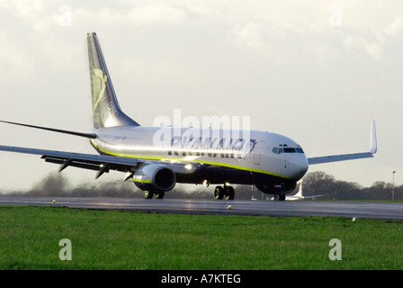 Ryanair Boeing 737 auf einer Startbahn Stockfoto