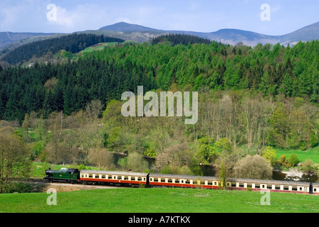 Eine Lokomotive schleppt einen Zug auf der Museumsbahn Llangollen, wie es entlang der Dee-Tal im Norden von Wales läuft. Stockfoto