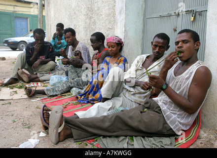 Äthiopien - Männer kauen Chat in den Straßen von Dire Dawa Stockfoto