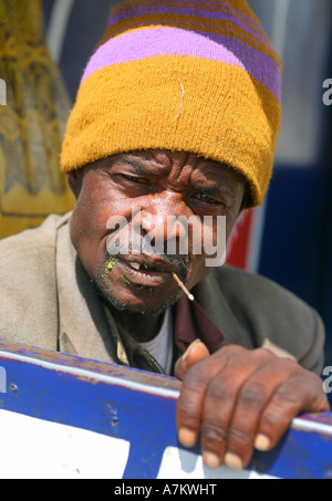 Äthiopien - kaut Man die Droge-Chat in den Straßen von Dire Dawa Stockfoto
