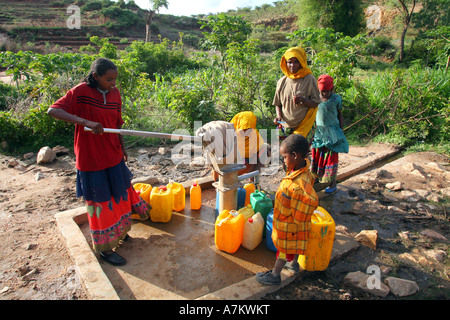 Äthiopien - Wasser-Pumpe in Bishbeha Dorf Stockfoto