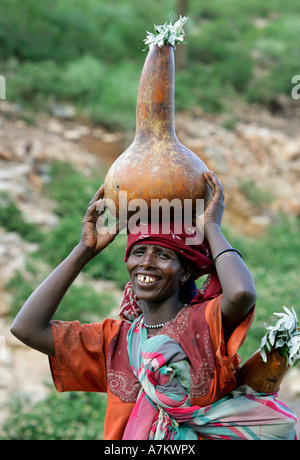 Äthiopien - Frau mit Kalebasse auf den Kopf, in denen sie Milch transportiert Stockfoto