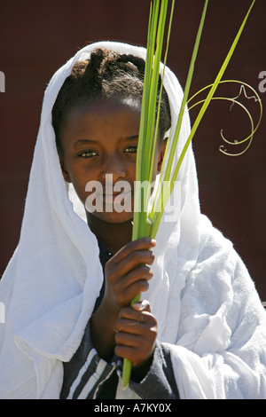 Äthiopien - verlässt Mädchen mit Palm gegebenen am Palmsonntag in der katholischen Kathedrale des Heiligen Erlösers Stockfoto