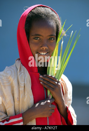 Äthiopien - verlässt Mädchen mit Palm gegebenen am Palmsonntag in der katholischen Kathedrale des Heiligen Erlösers Stockfoto