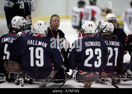 Team USA Trainer gibt seinem Team eine Pep Talk während das Eröffnungsspiel Stockfoto