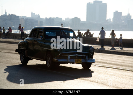 Amerikanische Oldtimer Fahrt entlang des Malecon in Havanna Habana Cuba Stockfoto