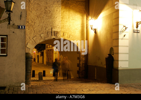 Das schwedische Tor in der Nacht, einzige erhaltene Stadttor in die Altstadt von Riga Lettland Stockfoto