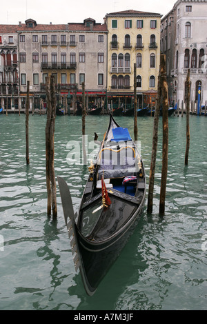 Einzigen klassischen Gondel Vergnügen Touristenboot vertäut am Canal Grande in der Nähe von Ponte di Rialto Venedig Italien Europa EU Stockfoto