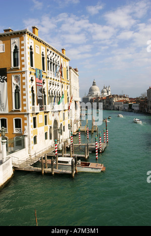 Wasser-Taxi-Boote fahren Sie entlang des Canal Grande in Richtung der berühmten Chiesa di Santa Maria della Salute Venedig Italien Europa EU Stockfoto