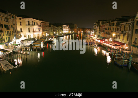 Der Canal Grande Venedig beleuchtet in der Nacht aus der berühmten Ponte di Rialto Brücke Italien Europa EU betrachtet Stockfoto