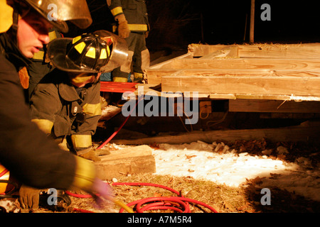 Heißausbildung der Rettung von Opfern in einer Struktur zusammen mit Airbags und cribbing. Stockfoto