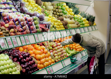 Ein Kunde Einkaufen in einem Gemüseladen s Shop in Birmingham UK Stockfoto