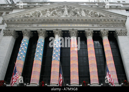 Gebäude der New York Stock Exchange. USA. Für Weihnachten mit der amerikanischen Flagge beleuchtet. Stockfoto