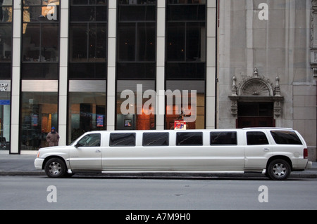 Eine weiße Stretch-Limousine abgestellt. New York City. USA. Fußgänger auf-Hingucker auf dem Bürgersteig. Stockfoto