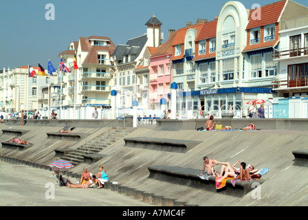 Sonnenbaden am Strand von Wimereux in der Nähe von Boulogne Sur Mer nördlichen Frankreich Stockfoto