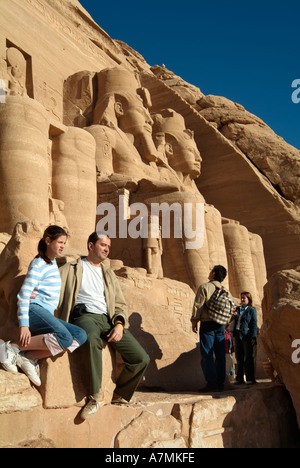 Touristen auf der kolossalen Statuen von Ramses II in Abu Simbel, Ägypten Stockfoto