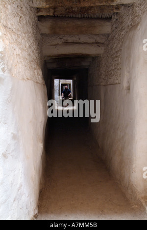 Touristische Erkundung der engen Gassen in der Altstadt, Ghadames, Libyen Stockfoto