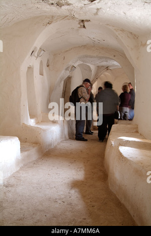 Touristen erkunden die engen Gassen in der Altstadt, Ghadames, Libyen Stockfoto