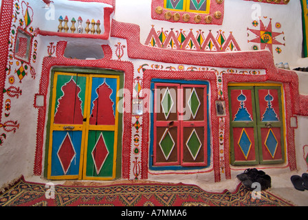 Bunte Schranktüren in einem traditionellen Haus in Ghadames, Libyen Stockfoto