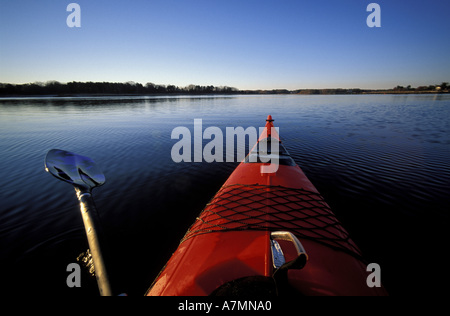 Nordamerika, USA, NH, Kajakfahren in kleinen Hafen in der Nähe von Odiorne Point State Park. Stockfoto