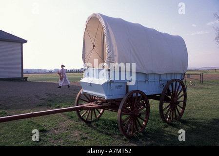 ND, Lewis und Clark Trail, Mandan, Planwagen und Dolmetscher in Pionier Kleid, Stockfoto