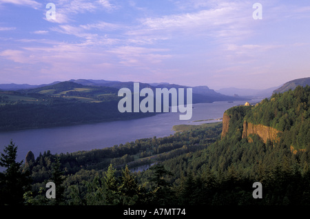 N.a., USA, Oregon, Columbia River Gorge National Scenic Area; Vista-Haus und Columbia River Gorge von Chanticleer Punkt Stockfoto