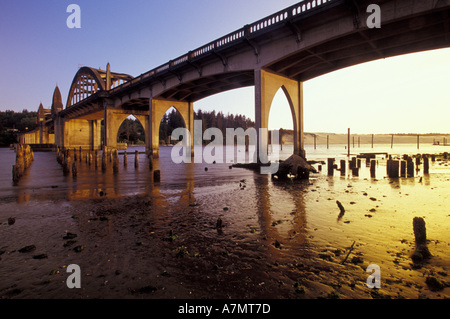 N.a., USA, Oregon, Florenz. Siuslaw Brücke und Fluss bei Sonnenuntergang Stockfoto