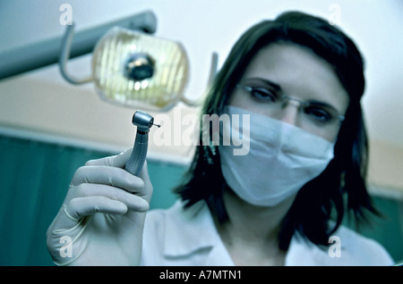 Junger Zahnarzt in ihr Kabinett. Stockfoto