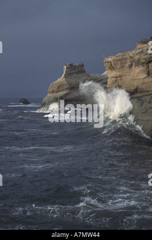 Nordamerika, USA, Oregon, Cape Kiwanda, Wellen, die auf Landzungen kommen Stockfoto