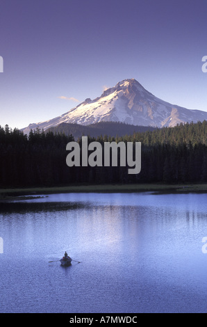 Fischen vom Ruderboot auf Frog Lake, Mt. Hood, Oregon (MR) Stockfoto