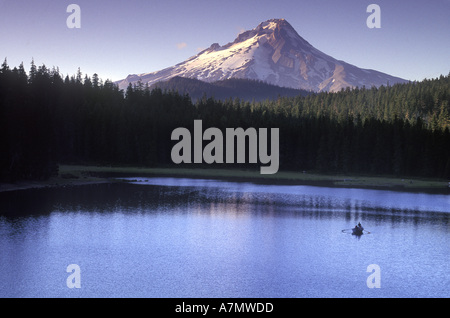 Angeln vom Boot auf Frog Lake, Mount Hood, Oregon bei Sonnenuntergang (MR) Stockfoto