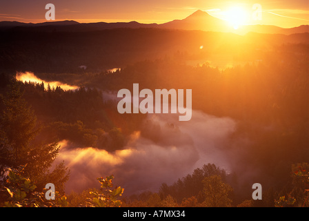 Sonnenaufgang über Mt. Hood, mit Sandy River bedeckt in Nebel, wie aus Jonsrud Sicht in der Nähe von Sandy, Oregon. Stockfoto