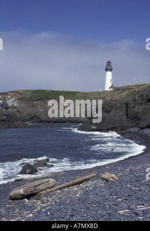 NA, USA, Newport, Oregon, Yaquina Head Lighthouse; Sommer; Blick vom Strand Rock bedeckt; Leuchtturm 1873 abgeschlossen Stockfoto