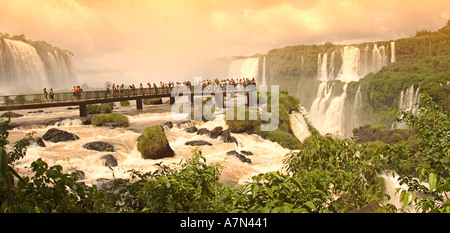 Argentinien-Brasilien-Iguazu-Wasserfälle Footpass über die riesigen Wasserfälle an der Grenze zwischen Brasilien und Argentinien Stockfoto