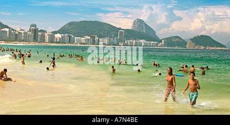 Brasilien Rio de Janeiro Copacabana Strand Cariocas Hintergrund Pao de Acucar Zuckerhut Stockfoto