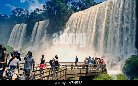 Brasilien-Argentinien-Panama Grenze Iguazu Nationalpark Iguazu Wasserfälle Sicht Menschen Touristen Stockfoto